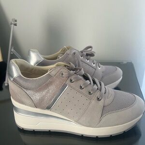Geox Women's Light Gray and Silver Platform Sneakers